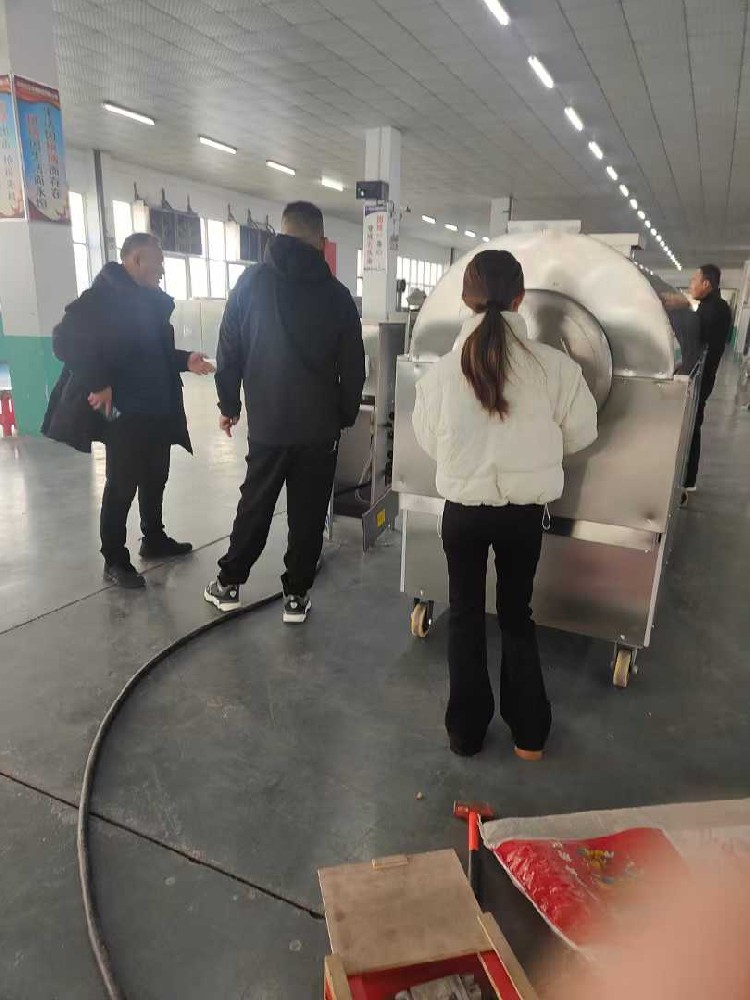 云南客戶(hù)來(lái)廠(chǎng)考察試機(jī)電磁炒貨機(jī)炒花生···